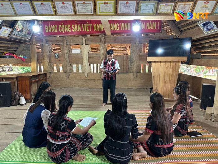 Chi bộ thôn Ch'ơm giao ban với ban nhân dân thôn để tạo sự thống nhất trong lãnh đạo và thực hiện các nhiệm vụ. Ảnh: PARAI