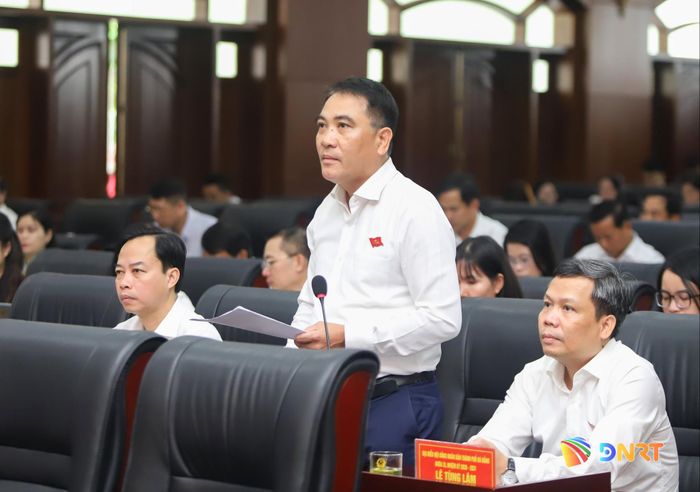 Đại biểu Lương Công Tuấn, Trưởng ban Pháp chế HĐND thành phố thảo luận tại hội trường. Ảnh: PV
