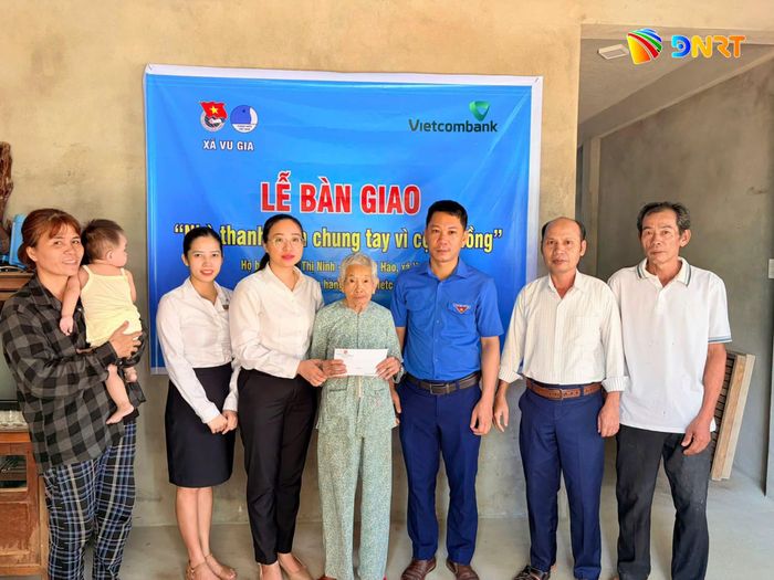 Đoàn Thanh niên xã Vu Gia và đơn vị tài trợ bàn giao công trình "Thanh niên chung tay vì cộng đồng" cho gia đình bà Nguyễn Thị Ninh (thôn Mỹ Hảo). Ảnh: ĐVCC