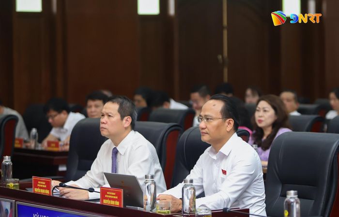 Phó Bí thư Thành ủy, Chủ tịch UBND thành phố Nguyễn Mạnh Hùng (bên trái) và Phó Bí thư Thành ủy, Chủ tịch Ủy ban MTTQ Việt Nam thành phố Nguyễn Đình Vĩnh (bên phải) dự phiên thảo luận tại hội trường. Ảnh: PV