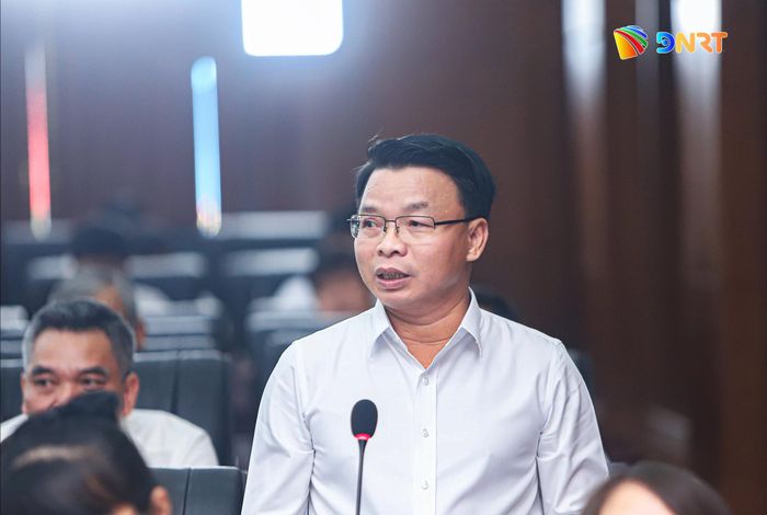 Ông Lê Thành Hưng, Giám đốc Sở Xây dựng giải trình tại phiên thảo luận. Ảnh: PV