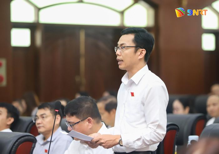 Đại biểu Lê Văn Dũng, Phó Trưởng ban Đô thị HĐND thành phố thảo luận tại kỳ họp. Ảnh: PV