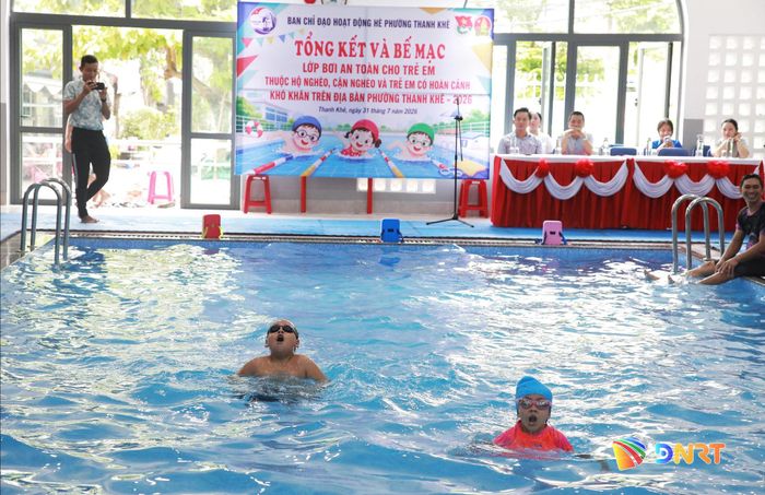 Sau hơn 1 tháng, 100% học sinh tham gia lớp học đều biết bơi và thực hiện thành thạo các kỹ năng bơi cơ bản. Ảnh: ĐẮC MẠNH