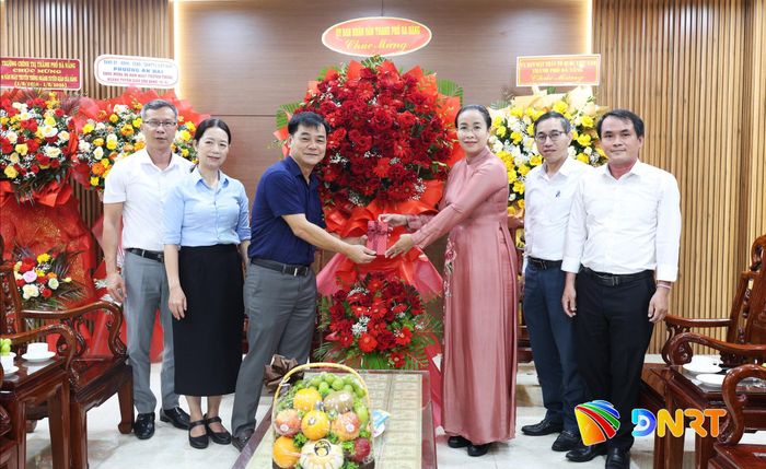 Phó Chủ tịch UBND thành phố Nguyễn Thị Anh Thi (thứ 3, từ phải sang) thăm, chúc mừng Ban Tuyên giáo và Dân vận Thành ủy. Ảnh: NGỌC HÀ