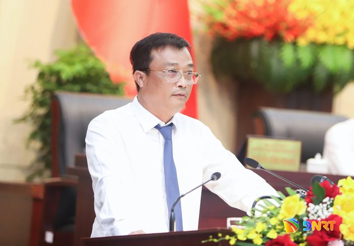 Giám đốc Sở Nông nghiệp và Môi trường Phạm Nam Sơn trả lời chất vấn tại kỳ họp. Ảnh: PV