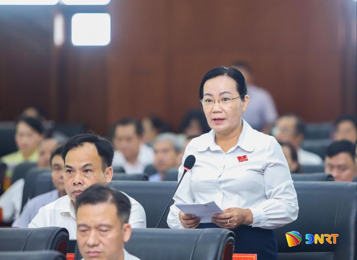 Phó Trưởng ban Pháp chế HĐND thành phố Nguyễn Thị Phượng chất vấn tại kỳ họp. Ảnh: PV