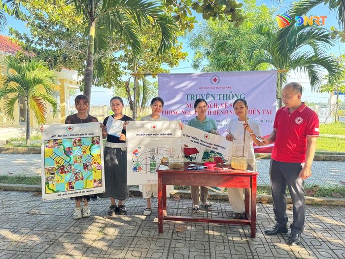 Cán bộ, giáo viên tìm hiểu cách khử khuẩn, lọc và xử lý nước sau ngập. Ảnh: NAM BÌNH