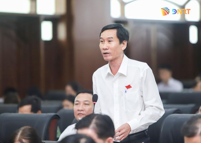 Đại biểu Nguyễn Đình Tuấn đặt câu hỏi chất vấn Giám đốc Sở Tài chính. Ảnh: PV