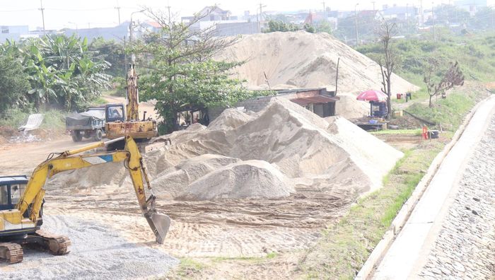 Các công trình, dự án đầu tư công trên địa bàn thành phố gặp khó khăn về nguồn vật liệu xây dựng. Ảnh: HOÀNG HIỆP