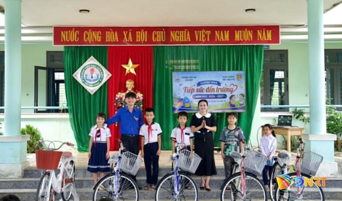 Đại diện Đoàn trường THPT Trần Phú và Đoàn Thanh niên Tổng Công ty Lọc hóa dầu Việt Nam trao xe đạp cho học sinh Trường Tiểu học Tiên Hiệp (xã Lãnh Ngọc, thành phố Đà Nẵng). Ảnh: LÊ TRUNG