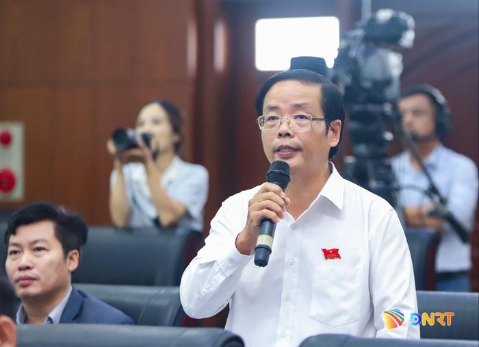 Đại biểu Lê Hồng Cương, Giám đốc Công ty Điện lực Đà Nẵng chất vấn tại kỳ họp. Ảnh: PV