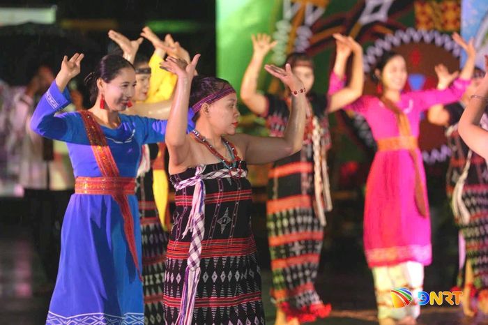 Giao lưu giữa nghệ nhân, diễn viên của 2 đơn vị. Ảnh: TRẦN PHƯƠNG THẢO