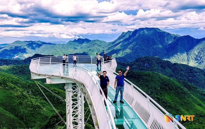 Du khách ngắm cảnh núi non đại ngàn từ cầu kính Ngọc Rồng. Ảnh: CÔNG TÚ