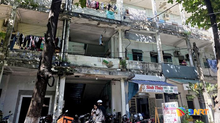 Chung cư Thuận Phước xuống cấp, đến nay đã có quyết định di dời. Ảnh: TRỌNG HUY