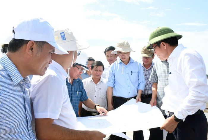 Phó Chủ tịch UBND thành phố Trần Nam Hưng (bìa phải) yêu cầu các cơ quan, đơn vị khẩn trương triển khai, hoàn thành dự án, bàn giao công trình đi vào hoạt động. Ảnh: QUANG VIỆT
