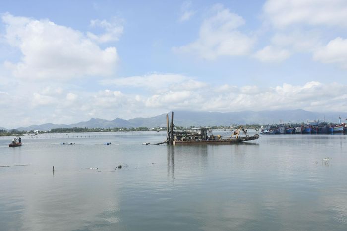Đơn vị thi công đang nạo vét, khơi thông luồng lạch cho Khu neo đậu tàu cá An Hòa. Ảnh: QUANG VIỆT