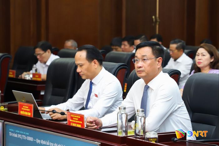 Bí thư Thành ủy Lê Ngọc Quang (bìa phải) và Phó Bí thư Thành ủy, Chủ tịch Ủy ban MTTQ Việt Nam thành phố Nguyễn Đình Vĩnh (bìa trái) dự kỳ họp. Ảnh: PV