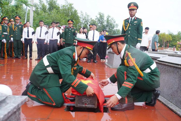 Hài cốt liệt sĩ mới tìm thấy được an táng tại Nghĩa trang liệt sĩ xã Hà Nha. Ảnh: Bộ Chỉ huy Quân sự thành phố