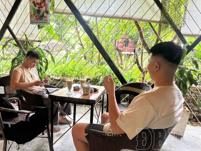 Nhiều người vẫn hút thuốc lá tại nơi công cộng.