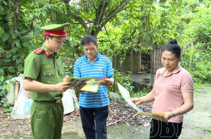 Công an xã Mường Tùng tuyên truyền nâng cao nhận thức để cộng đồng quan tâm, hỗ trợ người nghiện ma túy sau cai trở về địa phương.