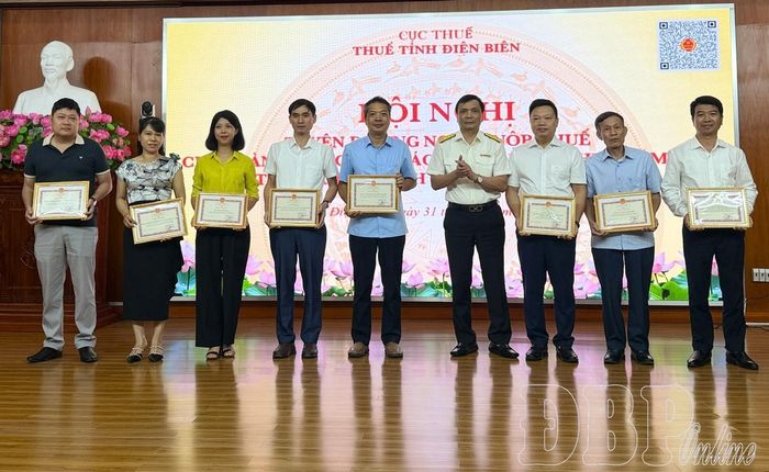 Thuế tỉnh Điện Biên trao Giấy khen cho người nộp thuế thực hiện tốt chính sách, pháp luật thuế năm 2025.
