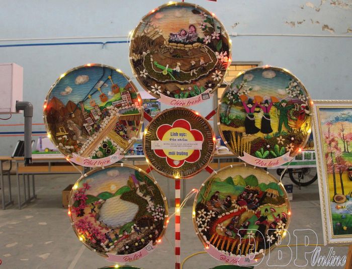 Sản phẩm "Mường Phăng xanh - Bản hùng ca từ quá khứ đến tương lai" của Trường THCS Võ Nguyên Giáp, xã Mường Phăng với những bức tranh được tạo từ các nguyên vật liệu thân thiện với môi trường.
