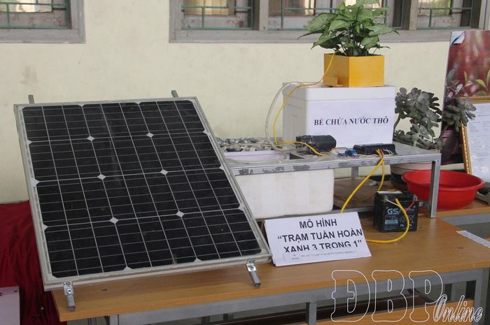 Sản phẩm "Trạm tuần hoàn xanh 3 trong 1" của Trường Phổ thông Dân tộc Bán trú Tiểu học Mùn Chung, xã Mường Mùn dùng năng lượng mặt trời để vận hành hệ thống tuần hoàn nước.