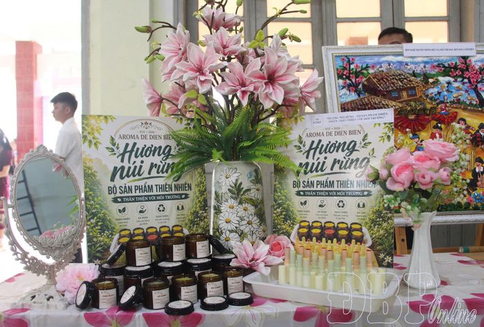 Sản phẩm "Hương núi rừng - Bộ sản phẩm thân thiện với môi trường" của Trường Phổ thông Dân tộc Bán trú THCS Nà Khoa, xã Nà Hỳ với các sản phẩm làm đẹp có nguyên liệu từ nhiên nhiên.