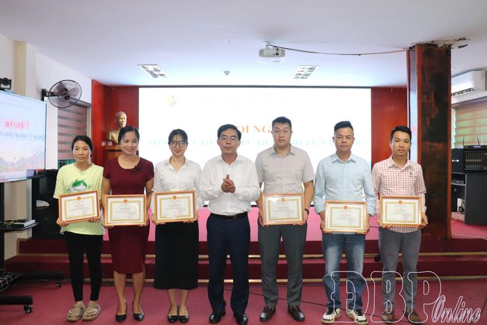 Trưởng Thống kê tỉnh Điện Biên tặng Giấy khen cho các tập thể, cá nhân có thành tích xuất sắc trong triển khai thực hiện Tổng điều tra kinh tế năm 2026.