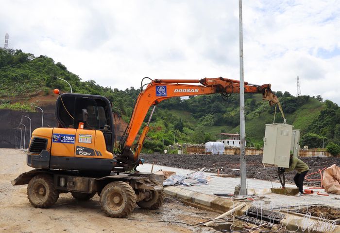 Nhà thầu thi công tập trung thi công hạng mục hệ thống điện.