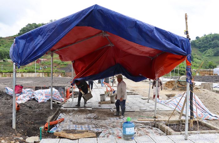 Hệ thống nhà bạt và khung thép di động được lắp đặt tại nhiều vị trí, tạo điều kiện thi công trong những ngày mưa.