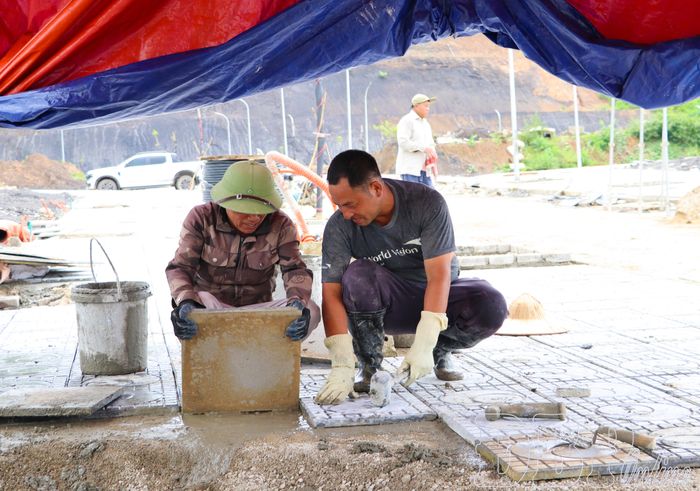 Công nhân Công ty Cổ phần Xây dựng và Thương mại Hải Lộc thi công lát vỉa hè.