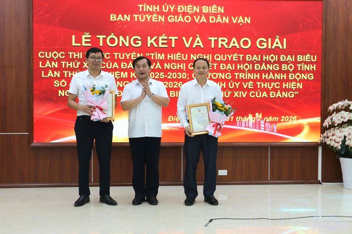 Đồng chí Vừ A Bằng, Ủy viên Ban Thường vụ, Trưởng ban Tuyên giáo và Dân vận Tỉnh ủy trao giải cho các tập thể đoạt giải Nhất.
