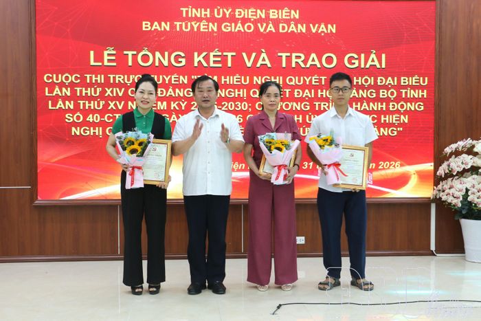 Đồng chí Vừ A Bằng, Ủy viên Ban Thường vụ, Trưởng ban Tuyên giáo và Dân vận Tỉnh ủy, trao giải cho các cá nhân đoạt giải Nhất.