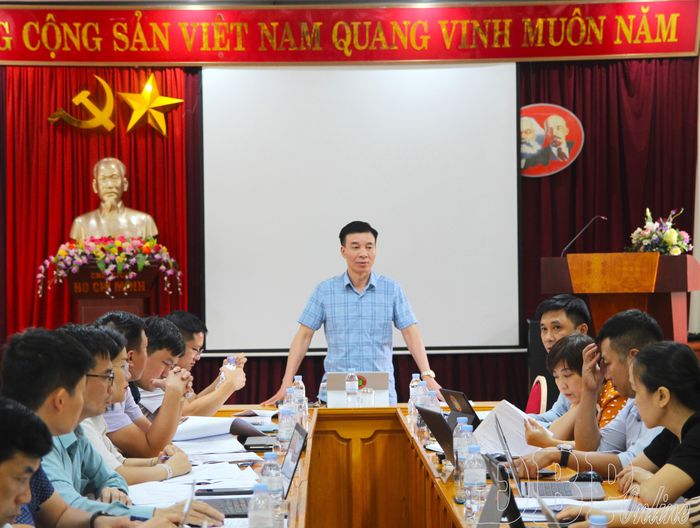 Lãnh đạo Sở Xây dựng phát biểu tại cuộc họp.