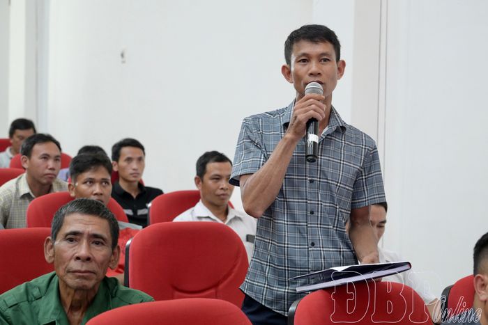 Người dân xã Na Sang tham gia ý kiến tại hội nghị.