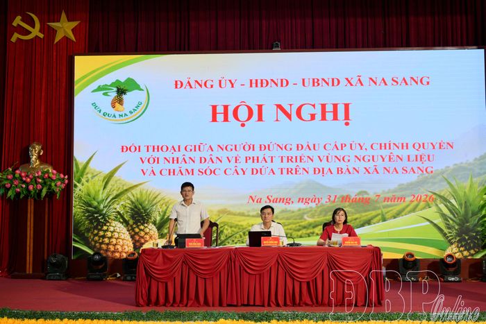 Lãnh đạo xã Na Sang chủ trì hội nghị.