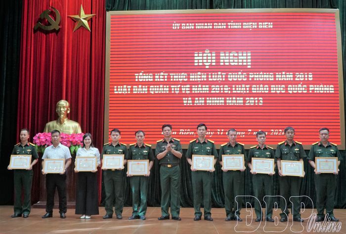 Đại tá Trịnh Đức Thiêm, Ủy viên Ban Thường vụ Tỉnh ủy, Chỉ huy Trưởng Bộ Chỉ huy Quân sự tỉnh trao Giấy khen của Bộ Chỉ huy Quân sự tỉnh cho các tập thể có thành tích xuất sắc.