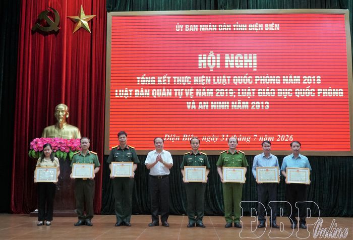 Phó Chủ tịch UBND tỉnh Nguyễn Minh Phú trao Bằng khen của UBND tỉnh cho các tập thể, cá nhân có thành tích xuất sắc.