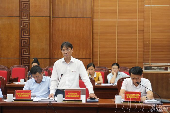 Đại diện Ngân hàng Nông nghiệp và phát triển nông thôn Việt Nam chi nhánh tỉnh Điện Biên tham gia ý kiến tại hội nghị.