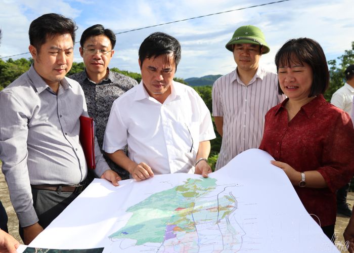 Đoàn công tác khảo sát vị trí dự kiến đầu tư Khu du lịch sinh thái, nghỉ dưỡng Hồ Hồng Sạt.