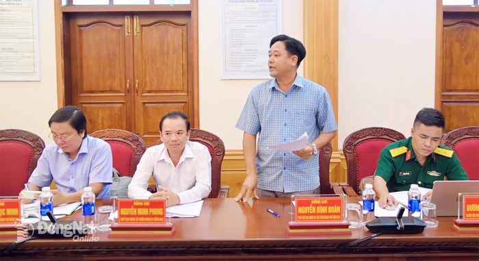 Phó Chủ tịch UBND xã Tân Tiến Nguyễn Đình Đoàn báo cáo tại buổi làm việc. Ảnh: Văn Chung