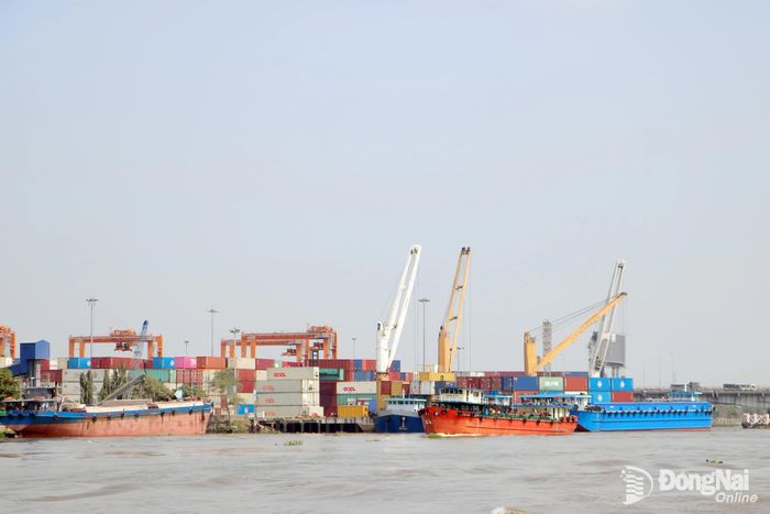 Phát triển kết nối giao thông đường thủy sẽ phục vụ tốt nhu cầu gia tăng vận tải hàng hóa bằng container cho các khu công nghiệp ở phía Bắc đến các cảng biển phía Nam thành phố. Ảnh: Phạm Tùng