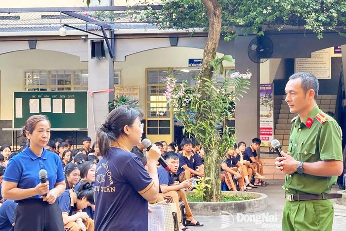Cán bộ Công an thành phố Đồng Nai tuyên truyền pháp luật cho học sinh.