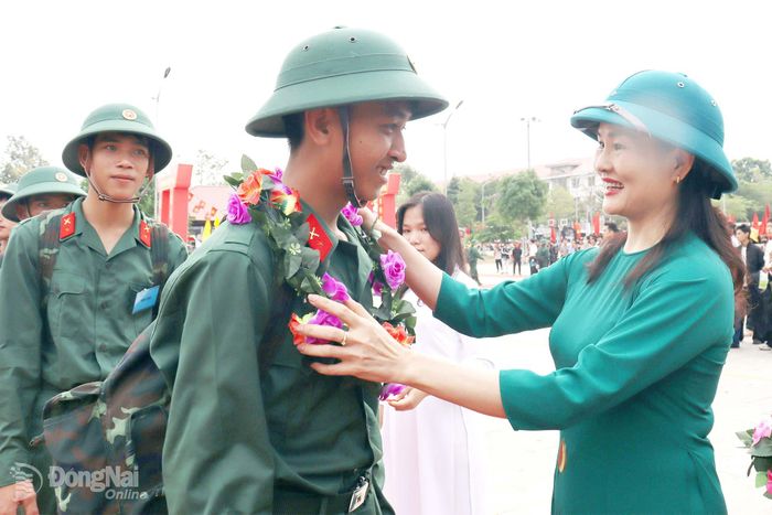 Đồng chí Giang Thị Phương Hạnh, Ủy viên Ban Thường vụ Thành ủy, Bí thư Đảng ủy, Chủ tịch HĐND phường Bình Phước động viên thanh niên nhập ngũ đầu năm 2026.