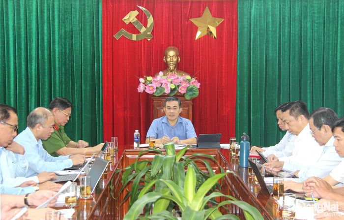 Ủy viên Ban Thường vụ Thành ủy, Phó Chủ tịch UBND thành phố Đồng Nai Lê Trường Sơn chủ trì hội nghị. Ảnh: Trần Danh