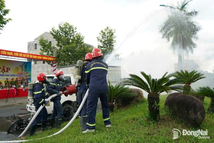 Cảnh sát phòng cháy, chữa cháy và cứu nạn, cứu hộ triển khai đội hình phun nước làm mát, sẵn sàng xử lý tình huống cháy phát sinh sau tai nạn. Ảnh: Lê Duy