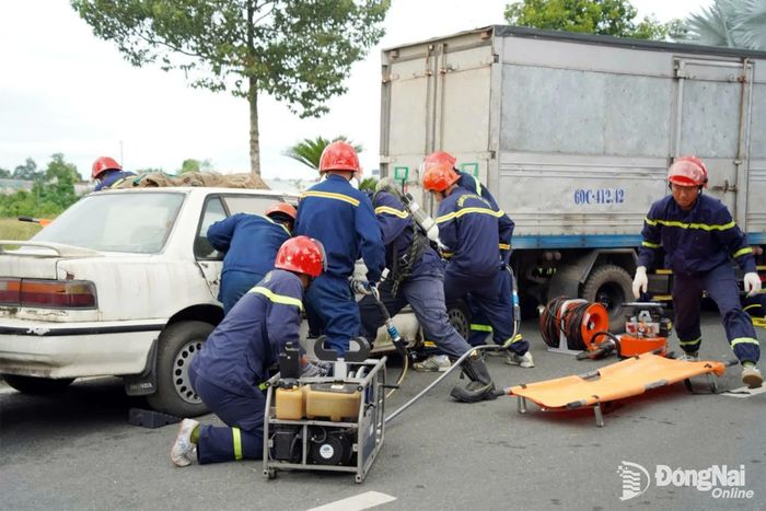 Lực lượng cảnh sát phòng cháy, chữa cháy và cứu nạn, cứu hộ nhanh chóng tiếp cận hiện trường, triển khai phương tiện chuyên dụng thực hiện công tác cứu nạn, cứu hộ. Ảnh: Lê Duy