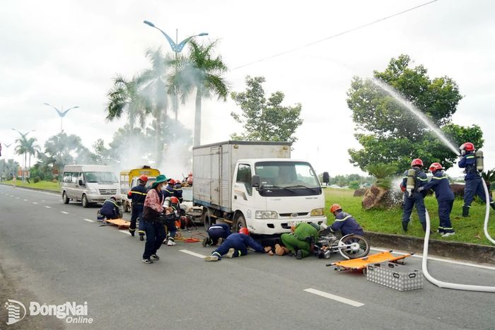 Lực lượng cứu nạn, cứu hộ đưa nạn nhân bị mắc kẹt ra ngoài an toàn, bàn giao cho lực lượng y tế sơ cấp cứu. Ảnh: Lê Duy