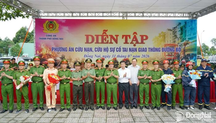 Đại tá Trần Anh Sơn, Phó Giám đốc Công an thành phố trao hoa chúc mừng các lực lượng sau buổi diễn tập. Ảnh: Lê Duy